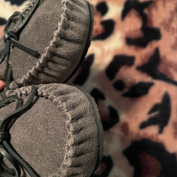 Minnetonka Women's Camp Tie Moc - Indoor/Outdoor Cozy Slippers with Durable Sole - Picture 2 of 5